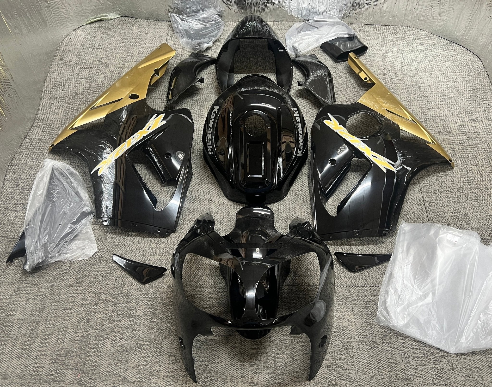 ぎん Kawasaki Ninja ZX12R (2000-2001) Gloss Black, Gold Fairings