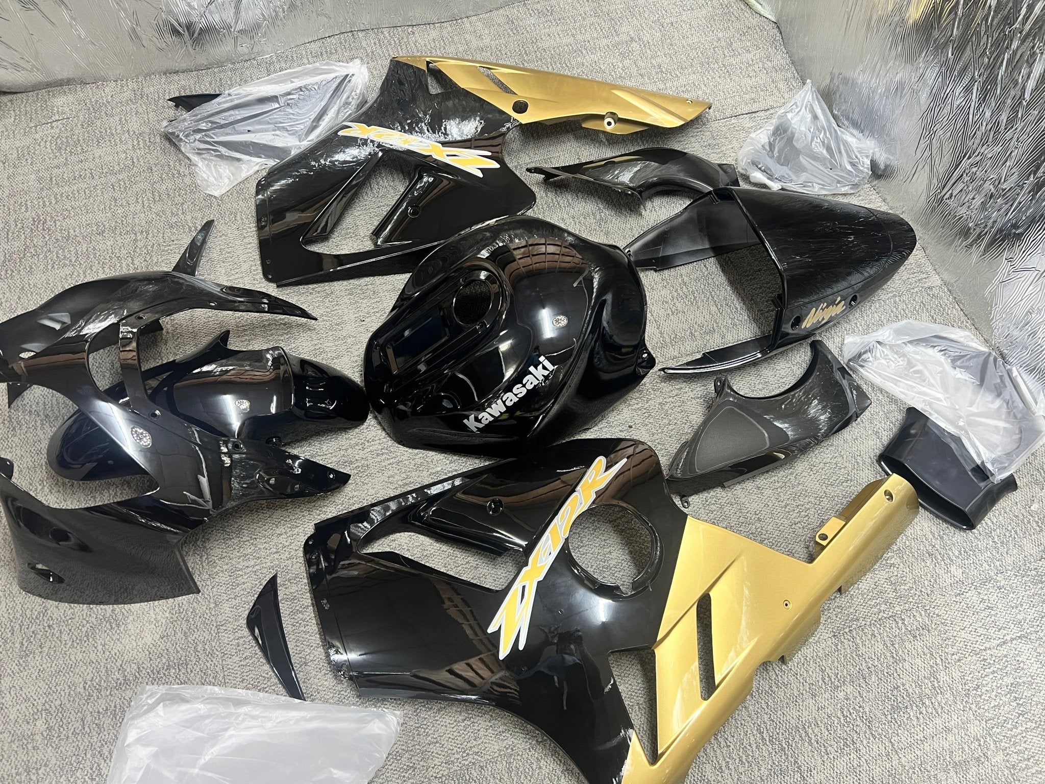 Kawasaki Ninja ZX12R (2000-2001) Gloss Black, Gold Fairings