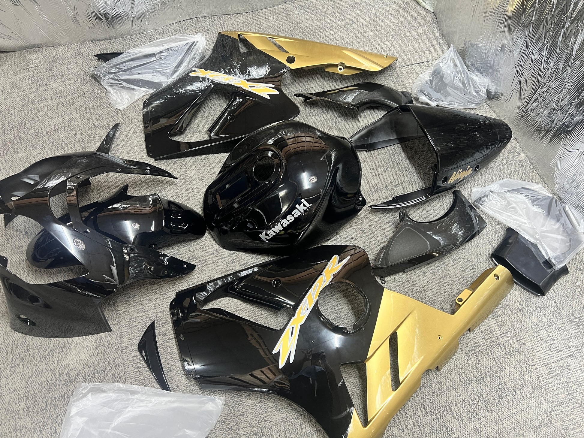 Fairings for Kawasaki ZX12R (2000-2001) Gloss Black, Gold from KingsMotorcycleFairings.com