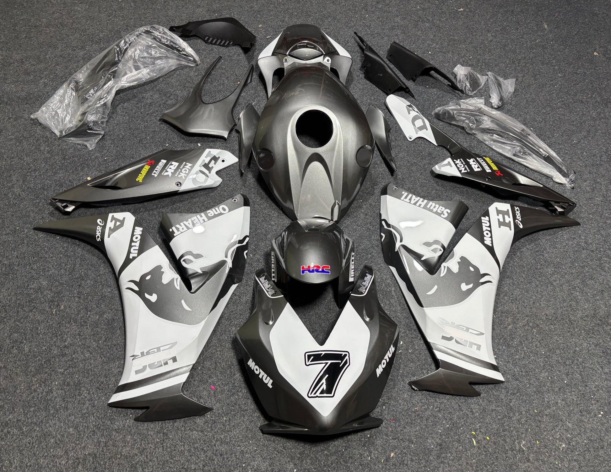 Honda CBR1000RR Race Fairings (2012-2016) Silver, White, Bull at KingsMotorcycleFairings.com