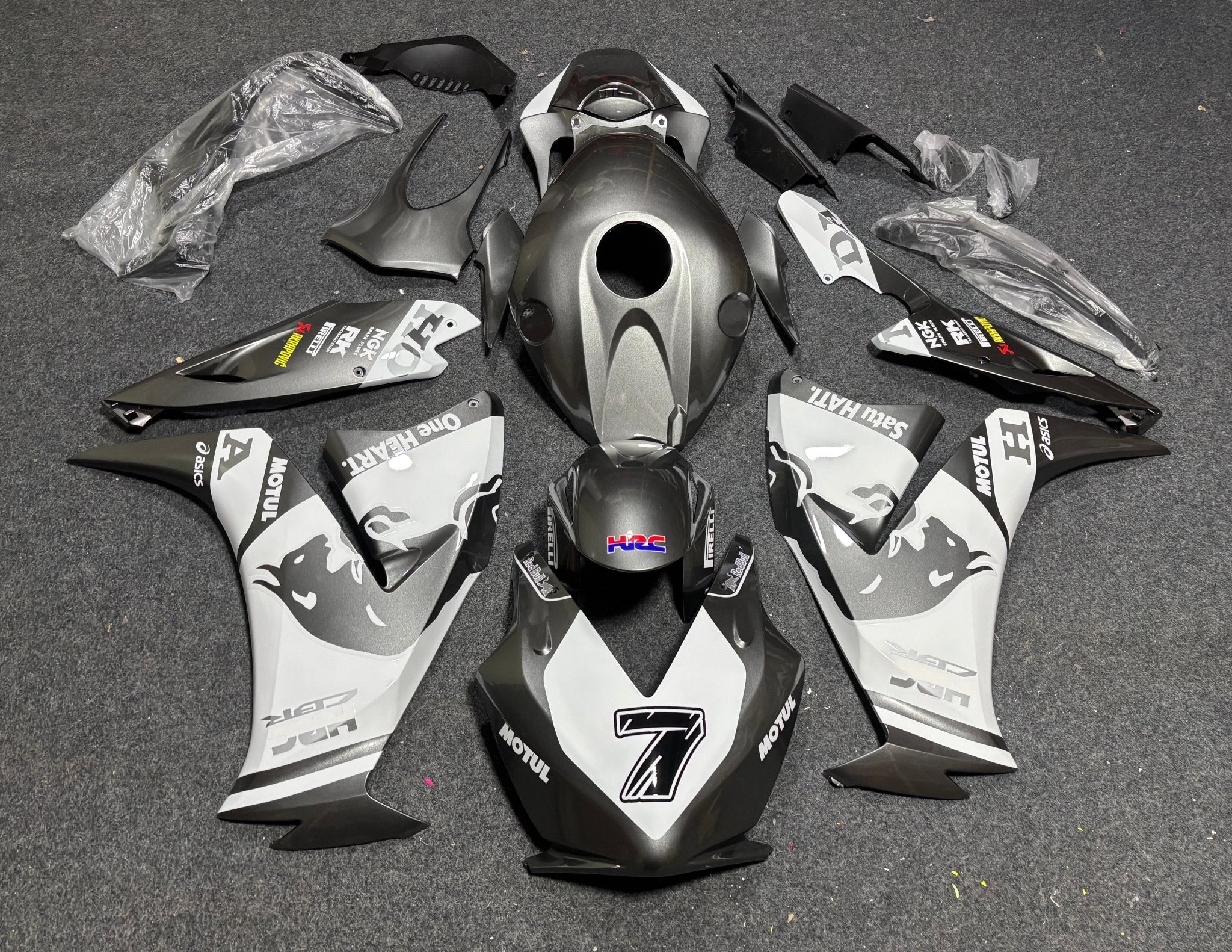 Honda CBR1000RR Race Fairings (2012-2016) Silver, White, Bull at KingsMotorcycleFairings.com