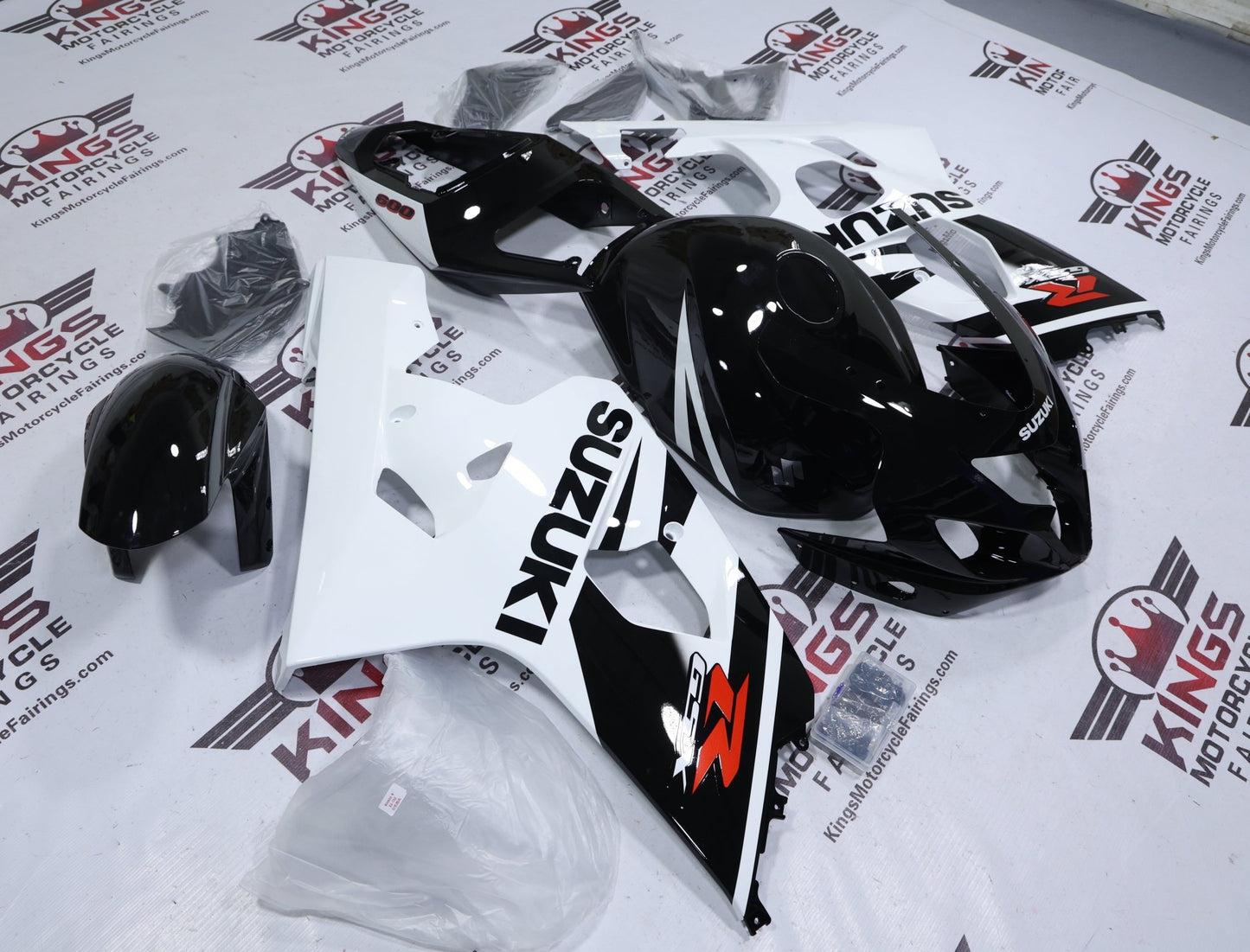 Suzuki GSXR600 (2004-2005) Black, White Fairings