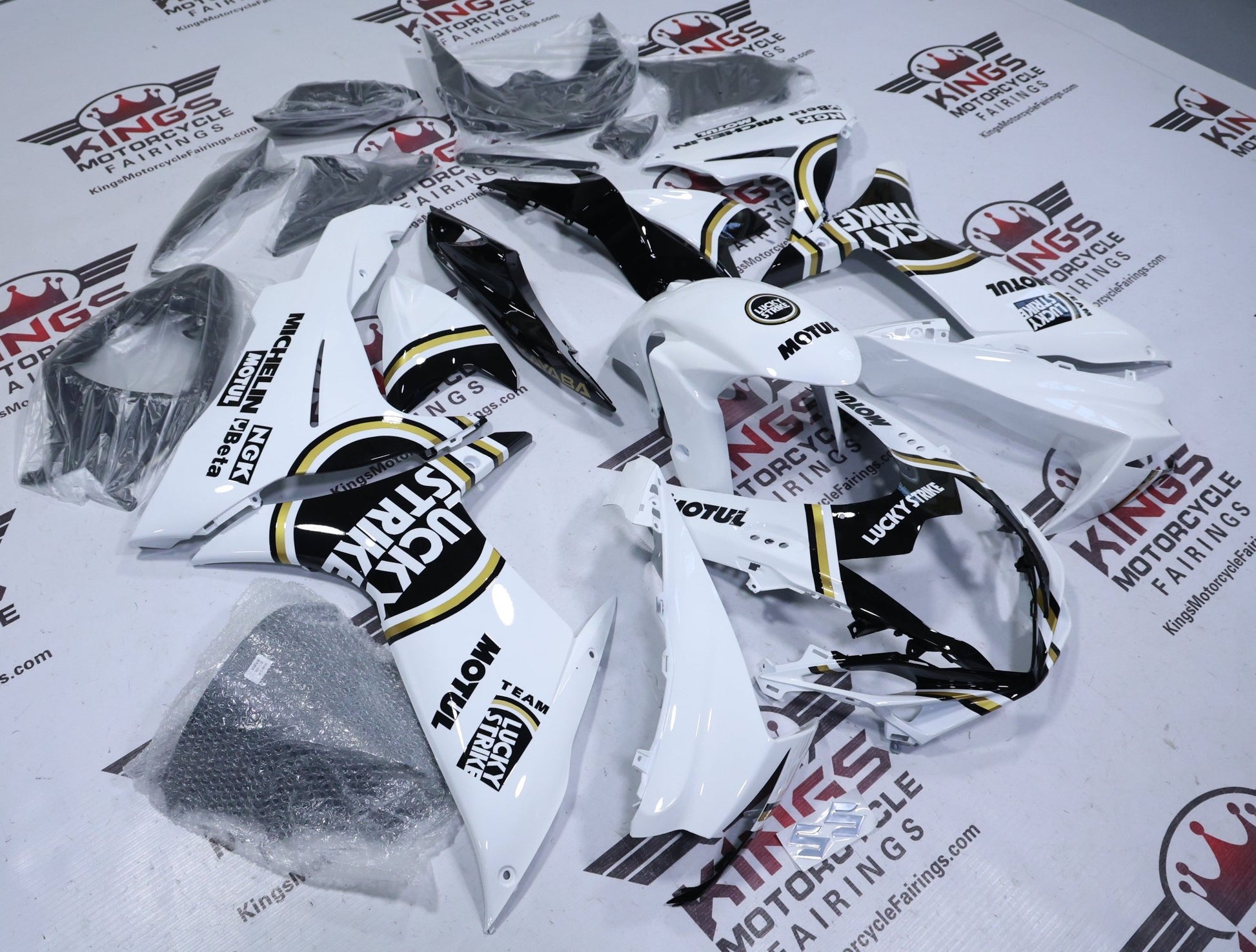 Suzuki GSXR600 Fairings (2025-2026) Lucky Strike White, Black, Gold at KingsMotorcycleFairings.com