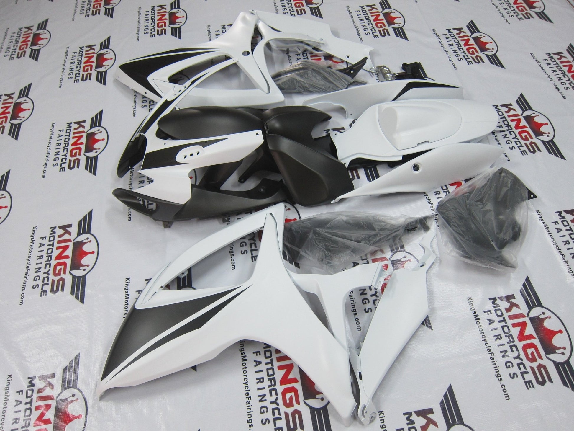 Suzuki GSXR750 Fairings (2006-2007) Matte White & Matte Silver at KingsMotorcycleFairings.com