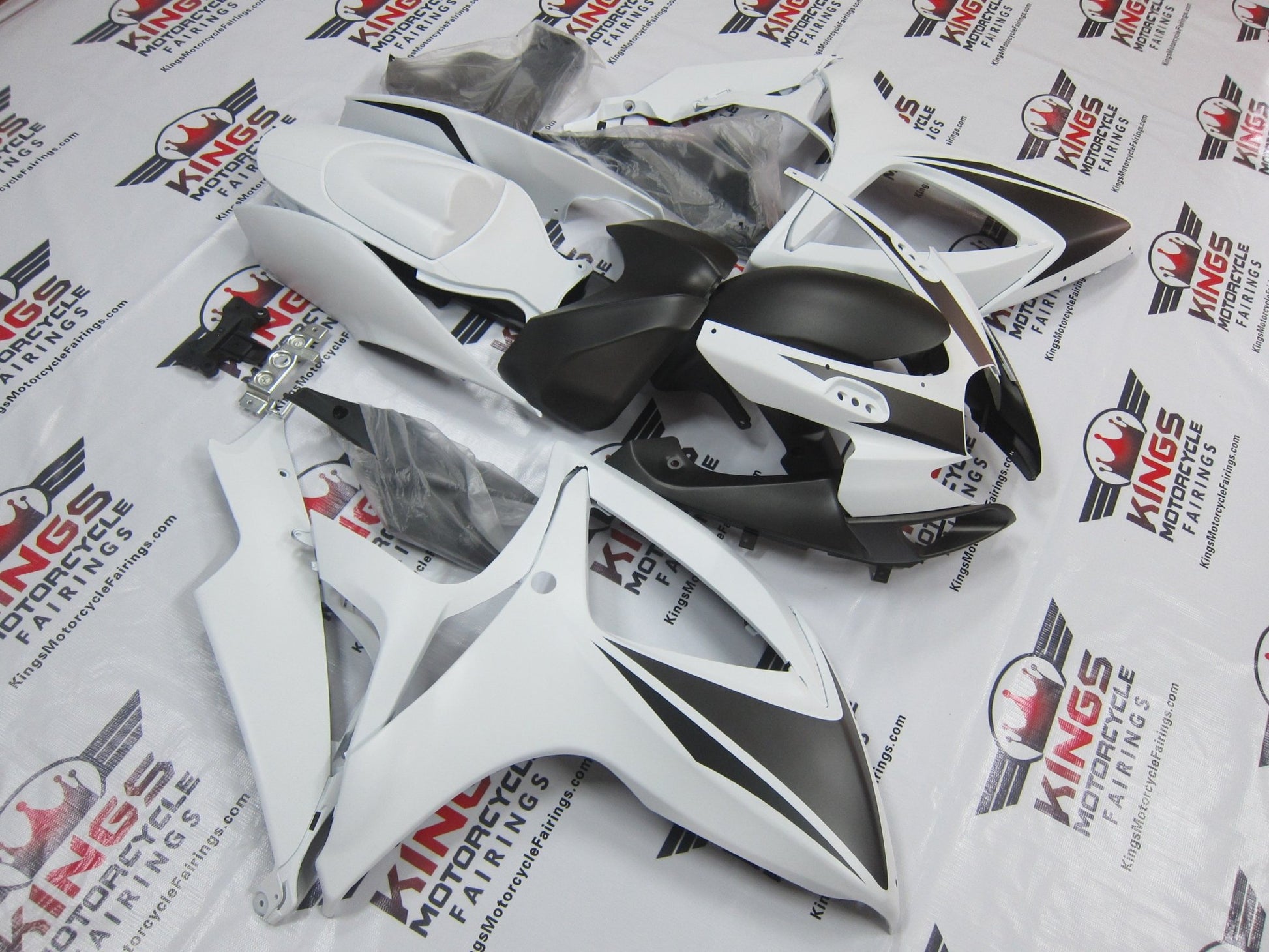 Suzuki GSXR 750 Fairings (2006-2007) Matte White, Matte Silver at KingsMotorcycleFairings.com