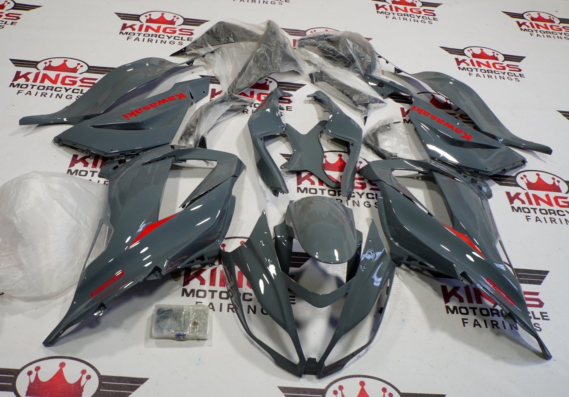 Fairing kit for a Kawasaki ZX6R 636 (2013-2018) Nardo Gray & Red